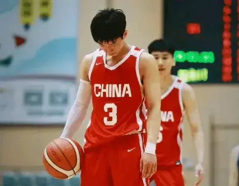 杨溢连续两场全场最佳帮助国青取胜，给足机会他真不输朱正