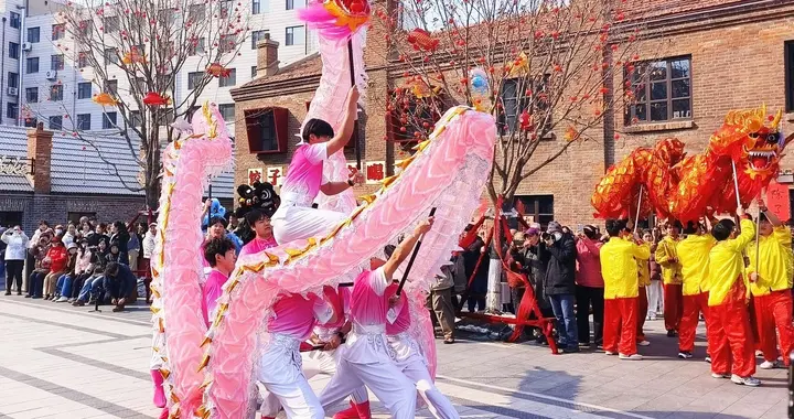 长春商埠地历史街区龙狮翻飞，大学生们为大冬会倒计时300天助兴