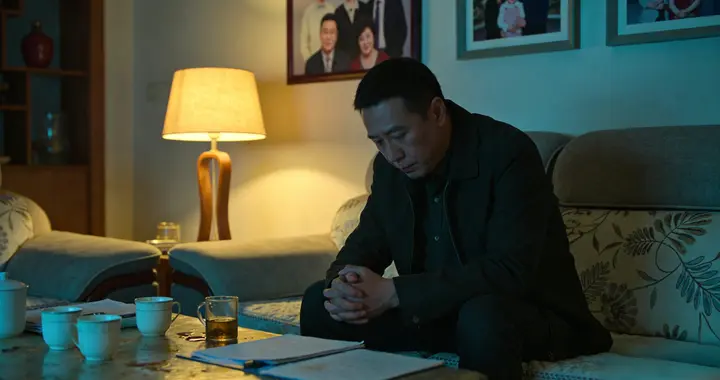 42岁，我终于活成了家里的“承重墙”：不敢病、不敢死、不敢停