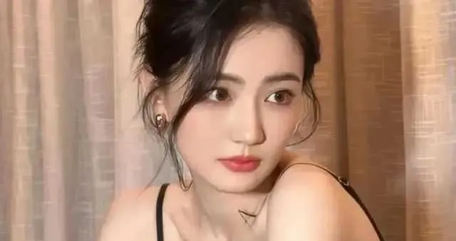 都说是“人间水蜜桃”徐璐写真超火辣！