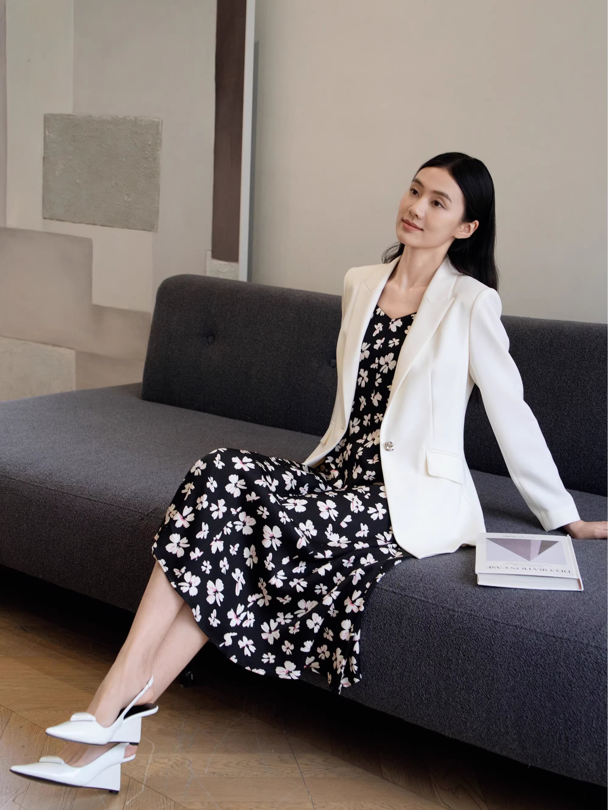 衣香丽影黑色碎花吊带连衣裙女2025年春
