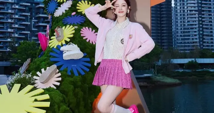 宋雨琦品牌代言美照，穿着小短裙配长筒袜，清纯迷人的甜妹上线