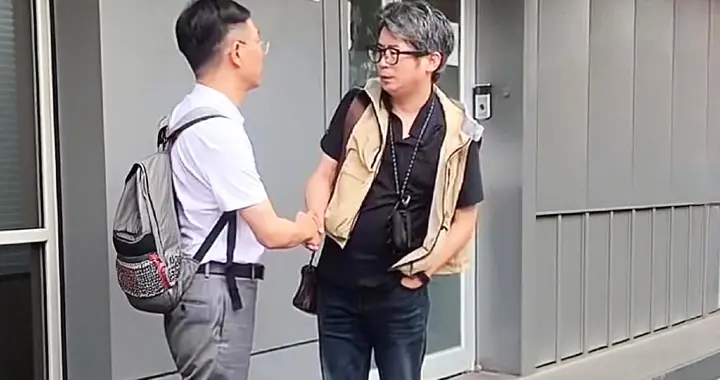 李圣和恒苏双手紧紧相握，双目深情对望，此时无声胜有声。