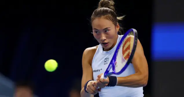 郑钦文400米跑爆全网拖着100%积液的胳膊，把不可能砸成冠军奖杯