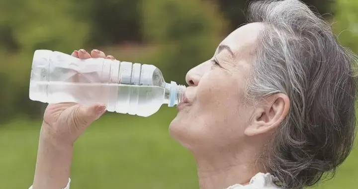 54岁大妈被追问身份证：您这岁数造假了吧！