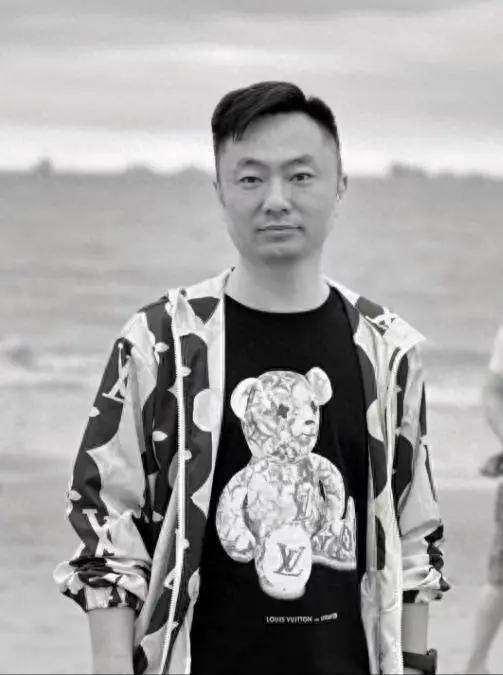 亚伟餐饮老板去世，年仅42岁，妻子发讣告公开死因，身价超千万