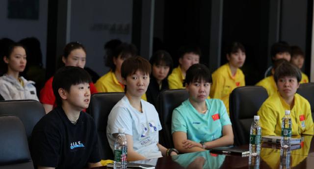 国乒召开总结大会！座位很特殊，孙颖莎发言领导范儿，樊振东缺席