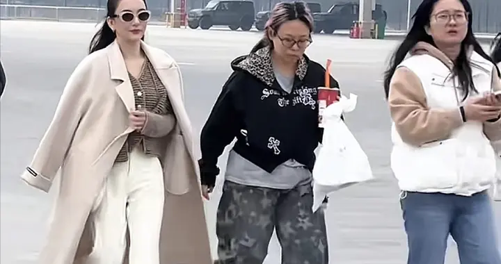 方媛回安徽老家给车企站台，走路带风气场十足！耳垂大有福气！