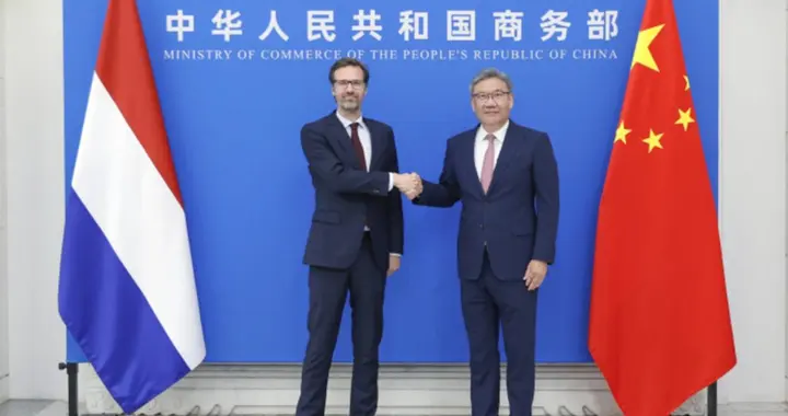 与中方握手，荷兰大臣满脸堆笑，当面说出不情之请，美国王牌失效