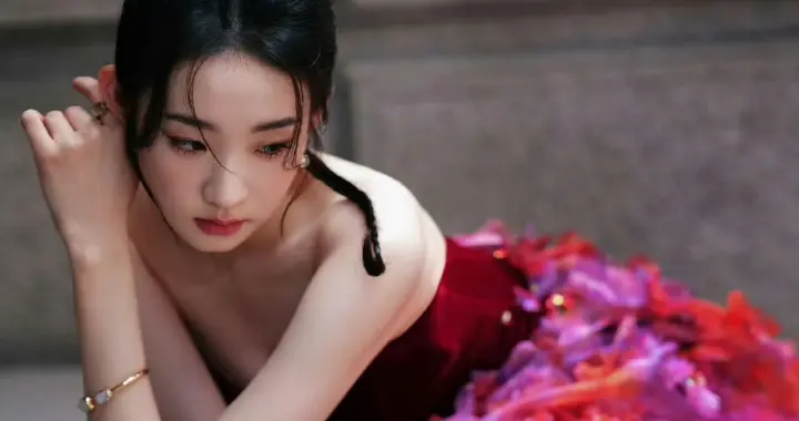 张艺凡，红色花瓣裙大长腿，这少女气质真吸睛