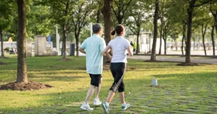 自愿不交社保行不通，退休后存款养老和领退休金，差距会多大？