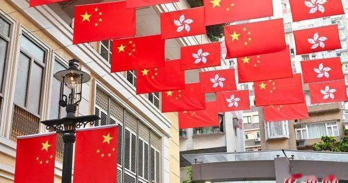 今天，香港满城尽是中国红！