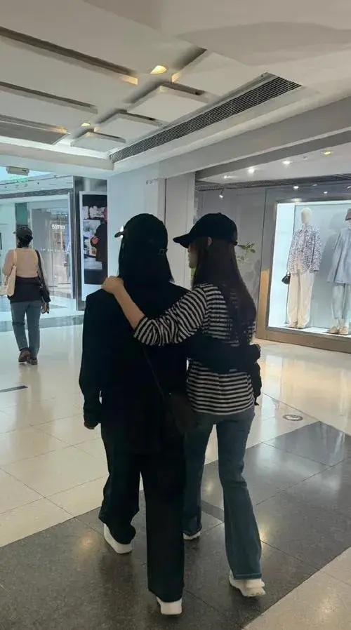 破冰实锤！谢娜、李小冉同框热聊，网友：这哪里像'塑料姐妹'