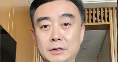 知名演员徐光宇被朋友坑30万元！他晚婚娶圈外妻子，女儿今年15岁