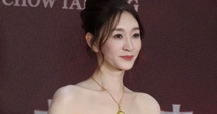 李小冉出席活动无滤镜生图好强大，50岁了身材和脸蛋比30岁还好