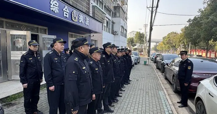 龙泉街综合执法中心执法人员化身“绿色使者”，为大美龙泉添新绘绿卷