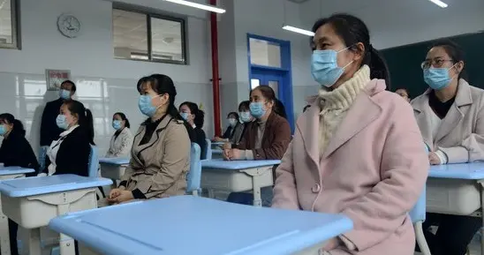 武汉一小学30位教师闭卷解题