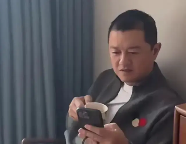 李亚鹏妻子自曝没钱了！租房大平层还要换小房，3岁女儿嚎啕大哭