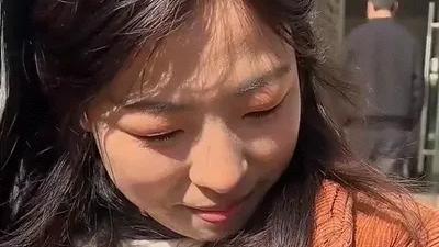 宇航员伊万：离谱！四川女子晒太阳，天降游