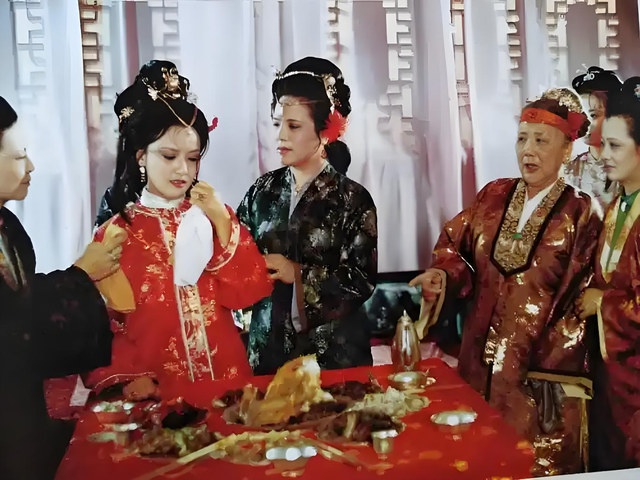 薛蟠为何搞不定夏金桂6？夏金桂比王熙凤活得自在