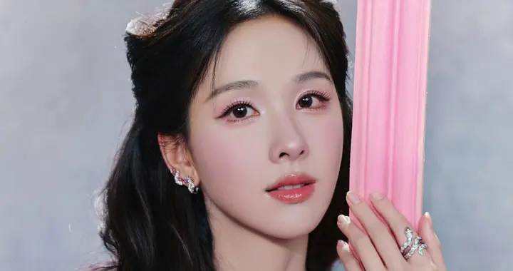 陈都灵粉黑撞色的“猫女郎”，既有猫咪的灵动，又不失女王的优雅
