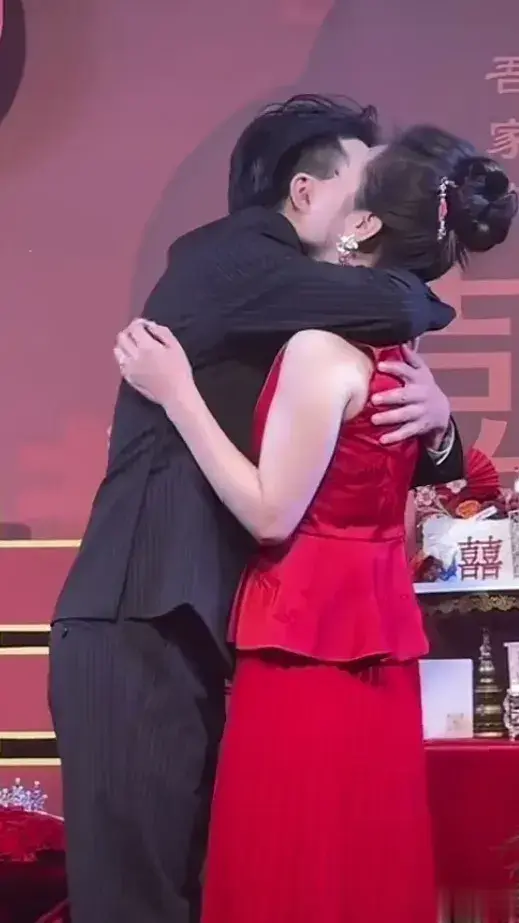 吴采乐被动拥抱时的姿态代表和彰显了东方美人优秀文化