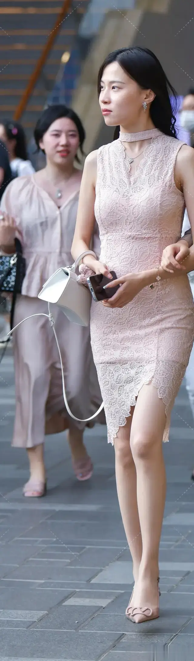 淡粉色蕾丝无袖连衣裙：优雅背后的细腻独白！