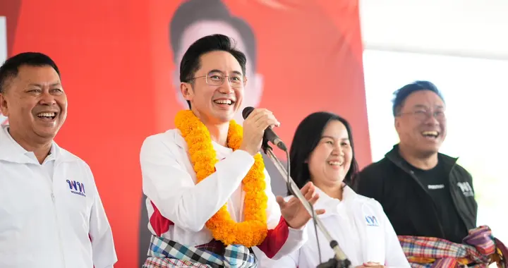 为泰党总理候选人育察南首次发表竞选演说 现场气氛热烈