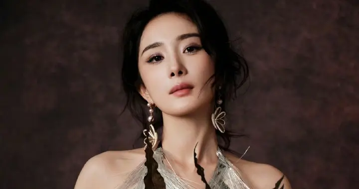 杨幂罗意威女帝装：黑色羽毛露背裙，好曼妙优雅的大幂幂 ​​​