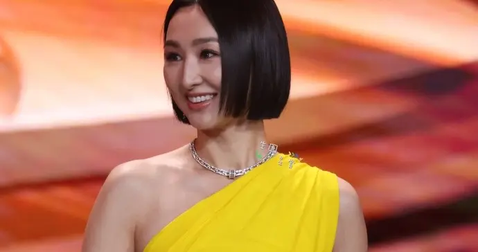 高海宁活动现场生图，黄色礼服裙大气优雅