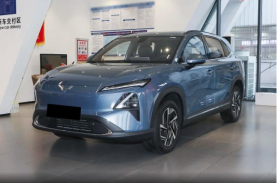 五菱SUV“价格屠夫”，油耗2.42L，轴距2米8，9.98万能入手
