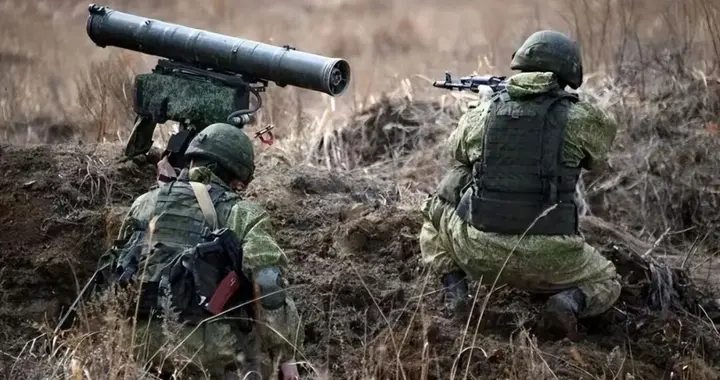 成堆外国人尸体散落战场，乌军七万女兵扛枪填线：女子敢死队反击