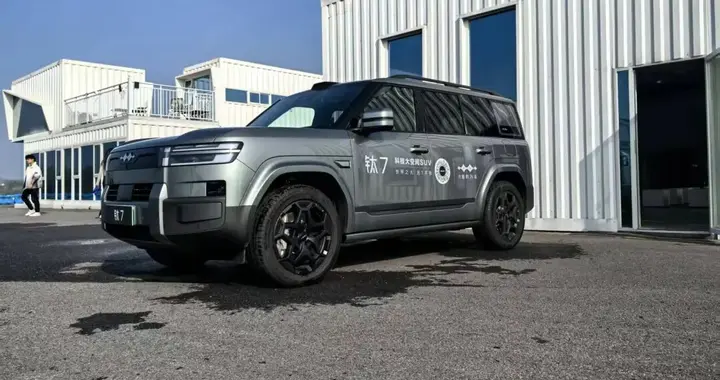 方程豹钛7试驾：刚柔并济的城市出行新体验