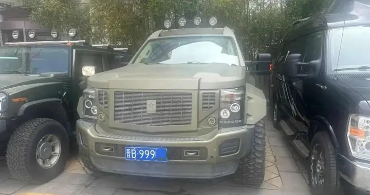 河南矿山集团楼下，偶遇崔培军的5辆车，从高到低停，最小是路虎