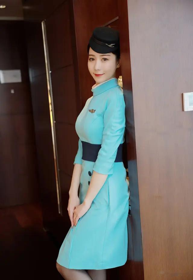 猜猜是哪个航司的制服？