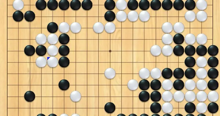 夹缝中求生存，如履薄冰。左边白棋五子能活吗？