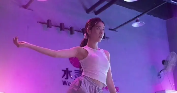 李凯馨练舞花絮太吸睛！透明高跟配简约穿搭，元气活力藏不住