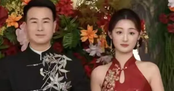 大衣哥前儿媳陈亚男订婚，男方个矮帅过朱小伟，网友评价出奇一致