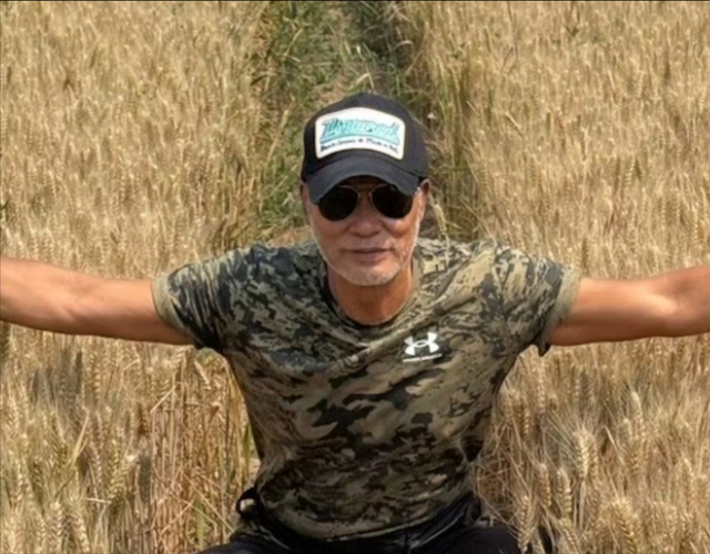 影帝任达华回山东老家也要干农活，一脸的白胡子，肌肉很发达