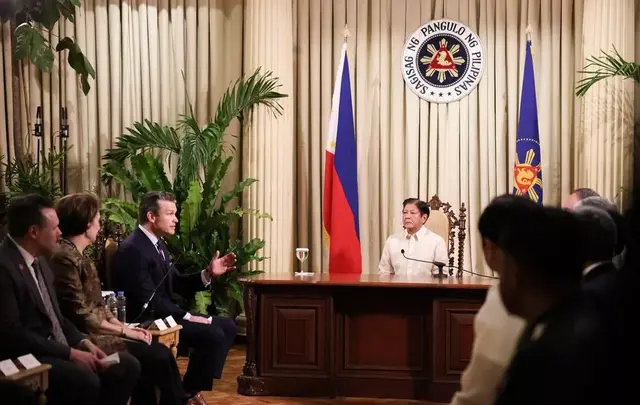 上万人军队逼近南海前, 解放军的数十艘舰艇, 先摆出一个罕见阵势