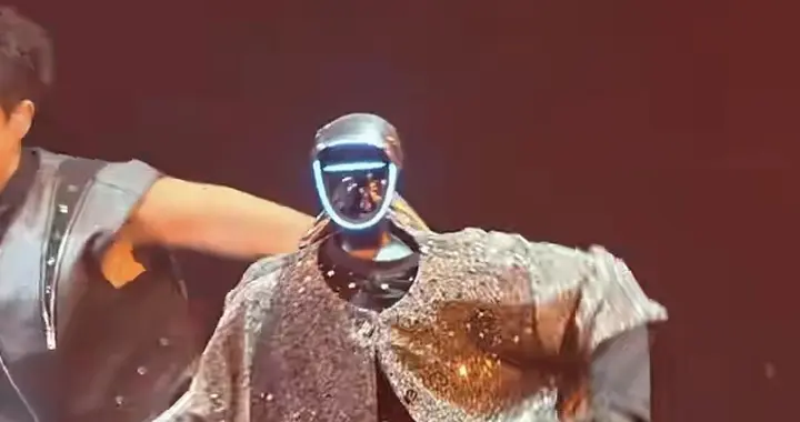 王力宏精彩演唱，机器人伴舞