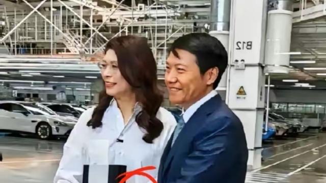 正直风铃：网友评论说：雷总这西装穿得太有