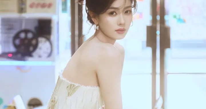 白鹿纯白抹胸礼裙