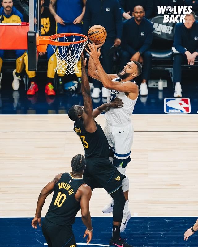 NBA大黑马客场赢球，1-0领先！主力控卫伤退，奇兵19中7砍下24分