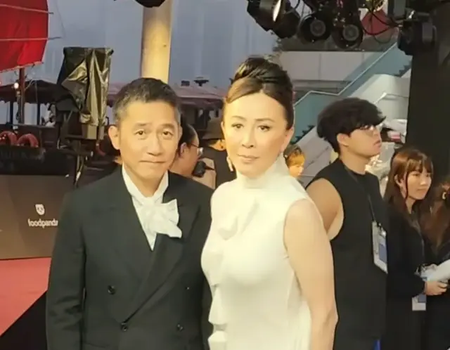 香港金像奖，身穿白裙的刘嘉玲被43岁陈法拉抢镜，郭富城帅炸全场