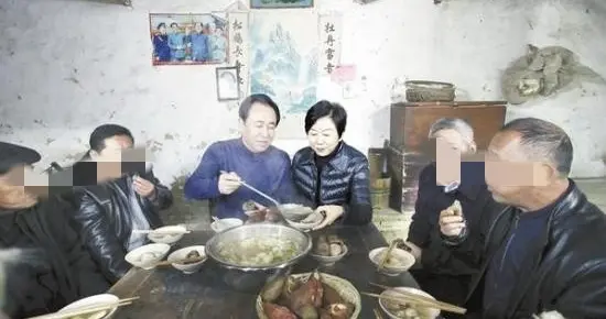 2018年许家印回老家吃的窝头红薯饭到今天看，终成一个笑话