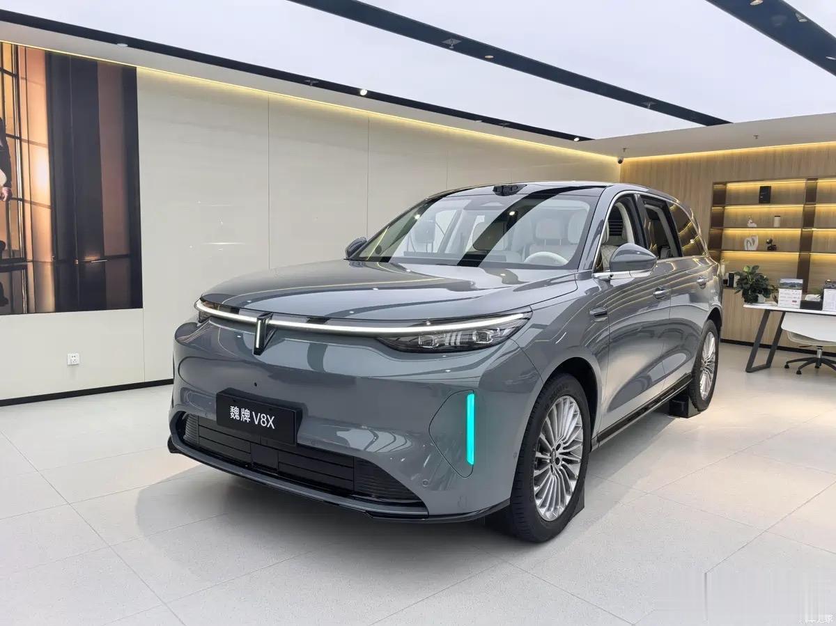 魏牌V8X实车到店，长超5米1+大五座，680马力配双腔空悬+后轮转向