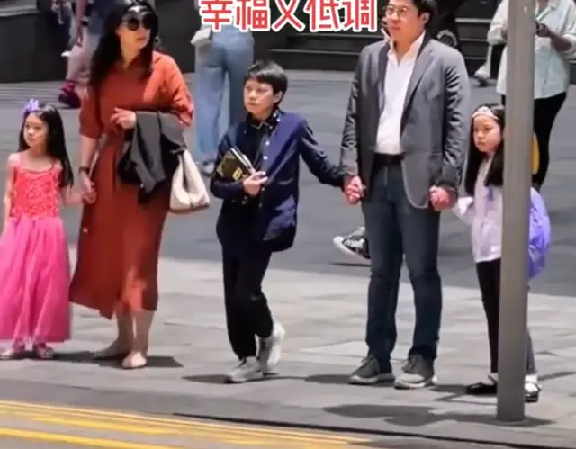 偶遇郭晶晶霍启刚一家五口，手牵手等绿灯，8岁霍中妍打扮好漂亮