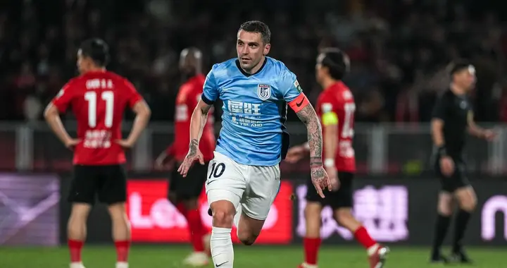 本轮中超两大世界波！张稀哲圆月弯刀vs斯坦丘爆射，谁更精彩？