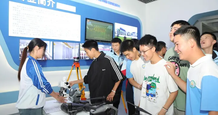 初一儿子的“小心机”：上交的是手机模型，藏起来的是叛逆与牵挂